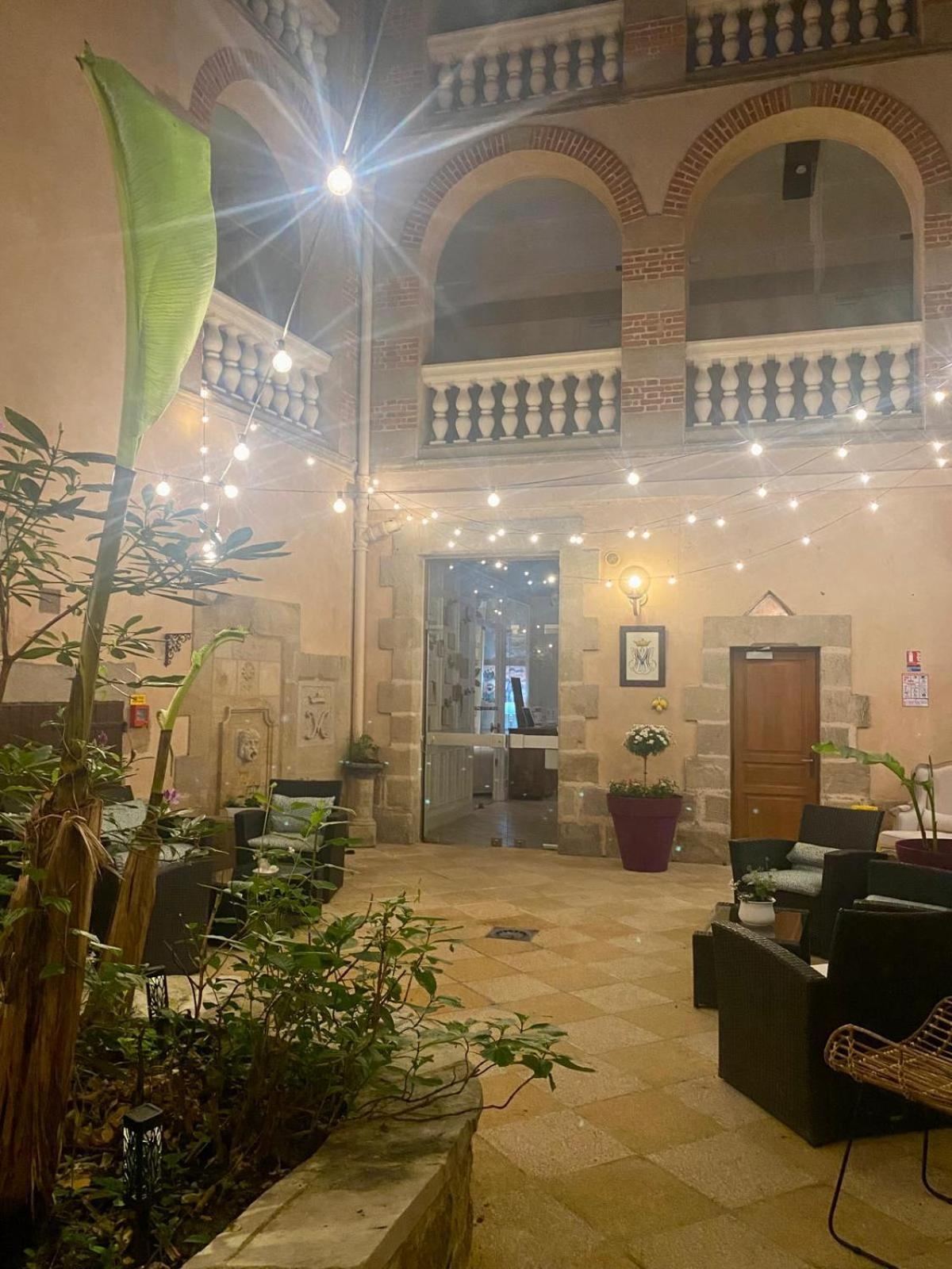 Hotel Hob Montespan Talleyrand Bourbon-lʼArchambault Exterior foto